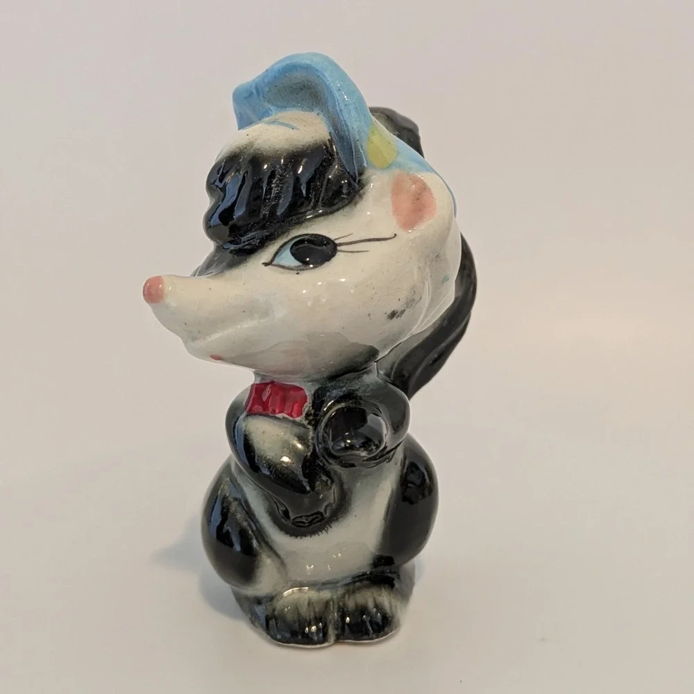 Vintage Skunk Couple Salt And Pepper Shakers Anthropomorphic Hats Japan‎